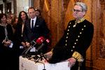 Søren Pind fik som en af sine sidste handlinger som minister og efter at have tabt Det Kgl. Teater til Kasper Holten syet en såkaldt 'ministeruniform' inspireret af diverse operetter. Her overdrager Pind sit ministerium til Tommy Ahlers (ligeledes V).
   Foto: Peter Hove Olesen/POLFOTO