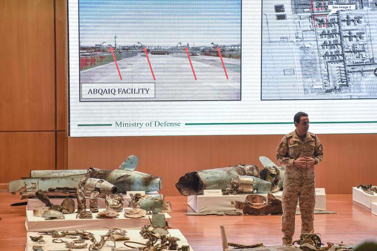 Den saudi-arabiske oberst Turki bin Saleh al-Malki fremlægger det, der kaldes beviser for, at Iran stod bag et omfattende angreb i weekenden på Saudi-Arabiens olieproduktion. Foto: Fayez Nureldine, AFP
   Foto: Fayez Nureldine/Ritzau Scanpix