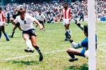 Et af Peter Beardsleys 9 mål på det engelske landshold blev scoret ved VM i 1986 mod Paraguay.  Foto: Foggia/Ritzau Scanpix
