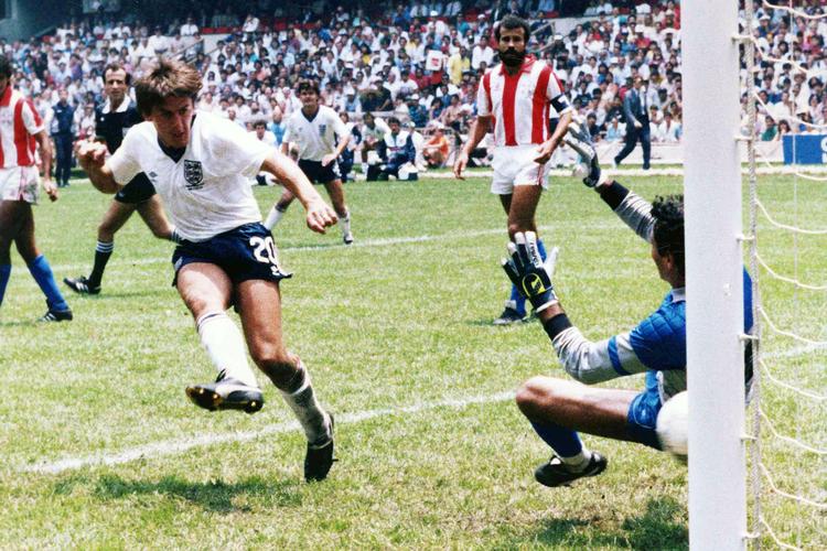 Et af Peter Beardsleys 9 mål på det engelske landshold blev scoret ved VM i 1986 mod Paraguay.  Foto: Foggia/Ritzau Scanpix