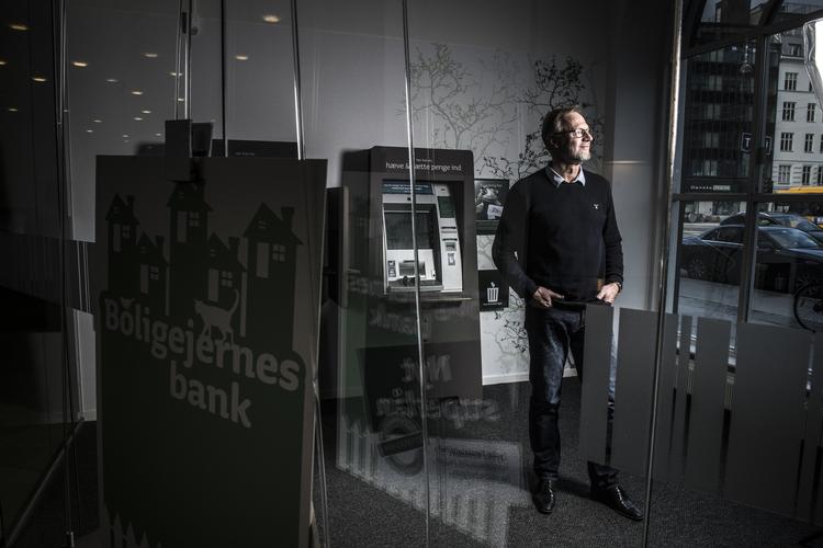 Jyske Bank, med direktøren Anders Dam i spidsen, har tidligere krævet negative renter for folk med en formue over 7,5 millioner kroner, men nu bliver kunder med et indestående over trekvart million kroner også ramt. 
   Foto: Linda Johansen/POLFOTO