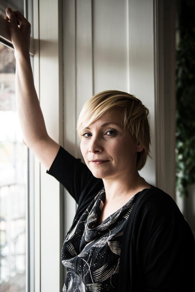 Kristina Nya Glaffey skriver i sin bøger om mor og Busser og børnene om en moderne familie. Indefra. 
    

Foto: Casper H. Christensen
   Foto: Casper Holmenlund Christensen/POLFOTO