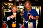 Under valgkampen om at blive nye konservativ formand besøgte Boris Johnson en Wetherspoon-pub i London sammen med pubkædens stifter Tim Martin, der er en ivrig fortaler for 'no deal-Brexit'. Foto: Henry Nicholls/Ritzau Scanpix