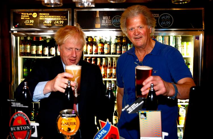 Under valgkampen om at blive nye konservativ formand besøgte Boris Johnson en Wetherspoon-pub i London sammen med pubkædens stifter Tim Martin, der er en ivrig fortaler for 'no deal-Brexit'. Foto: Henry Nicholls/Ritzau Scanpix