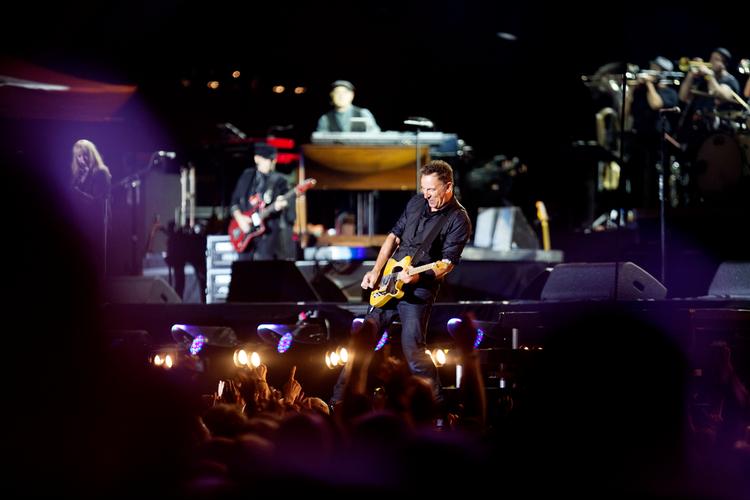 Bruce Springsteen i front for The E Street Band på Orange Scene på Roskilde Festival 2012. Sammen med bandet har Bossen leveret legendariske kraftpræstationer med koncerter på ofte tre-fire timer.
   Foto: Thomas Borberg/POLFOTO