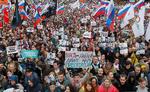 Protesterne. 10. august gik op mod 60.000 mennesker på gaden i Moskva for at kræve frie og retfærdige valg. Ved det efterfølgende lokalvalg i Moskva blev 20 af bystyrets 45 pladser for første gang besat af politikere, som ikke direkte støtter Putin-partiet Forenet Rusland.
   Foto: Maxim Shemetov/Ritzau Scanpix