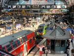 Godt 450.000 togrejsende kommer dagligt på Hamburgs hovedbanegård, en af Europas travleste. Cirka 720 daglige afgange forbinder Hamburg med resten af Tyskland og byer i nabolandene. 