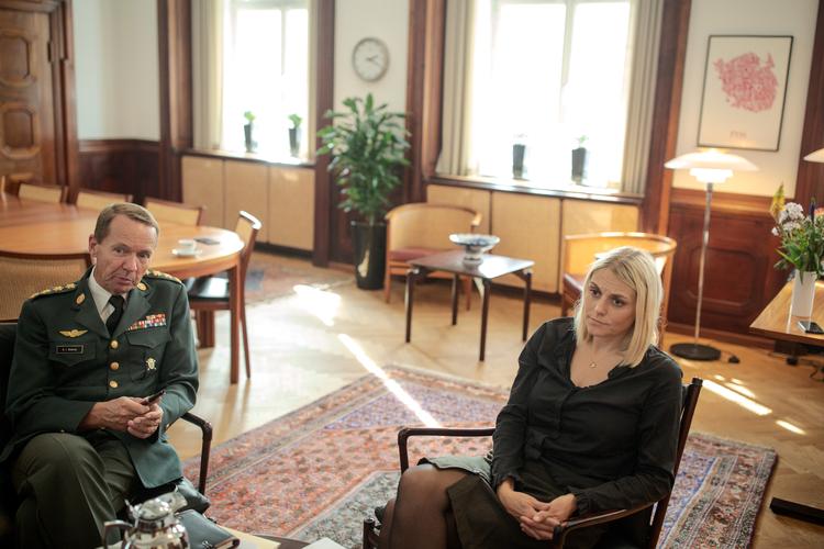 Forsvarschef, Bjørn Bisserup, og Forsvarsminister, Trine Bramsen, står sammen mod krænkende adfærd i forsvaret. Det sker i kølvandet på et 2019, hvor seksuelle krænkelser i forsvaret igen og igen har sat dagsorden. 
   
   Foto: Miriam Dalsgaard/POLFOTO