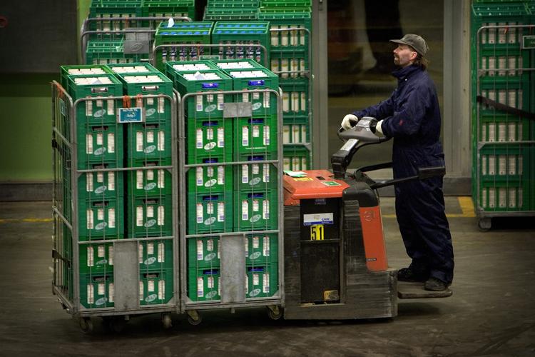 Gå sort for at være grøn. Det er i hvert fald det udgangspunkt, Arla har, når de skifter farve på mælkekasserne Foto: Jens Dresling/POLFOTO