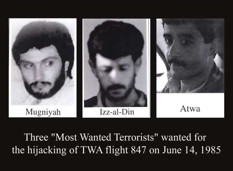 Den anholdtes navn er endnu ikke frigivet, men det må være enten Hassan Izz-al-Din eller Ali Atwa, som her ses på efterlysningsplakaten sammen med  Imam Mughniyeh, der døde i 2008. Foto: Ho/Ritzau Scanpix