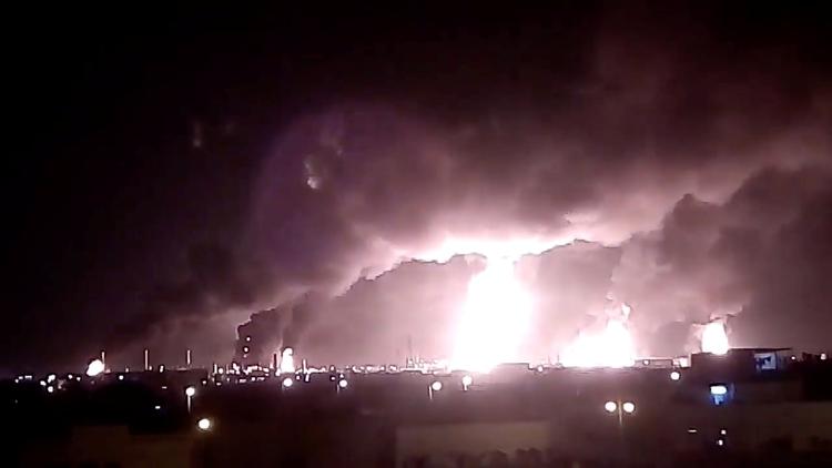 Ilden ses tydeligt, efter droner har ramt den saudiske oliegigant Aramco i Buqayq, Saudi-Arabien, som Yemens houthi-oprørere har taget ansvar for, mens som Iran mistænkes for at have hjulpet.  Foto: Social Media/Ritzau Scanpix