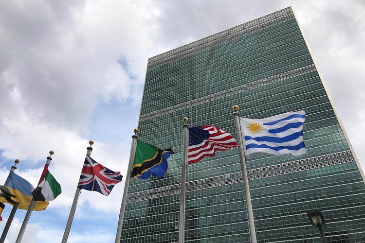FN-bygningen i New York, der lige nu er omdrejningspunkt for et møde om, hvordan verdens lande kan nedbringe deres CO2. I mellemtiden har FN-medarbejdere sendt et brev til FN's generalsekretær, António Guterres, fordi de mener, FN står for en alt for stor udledning af CO2.  Foto: Carlo Allegri/Ritzau Scanpix