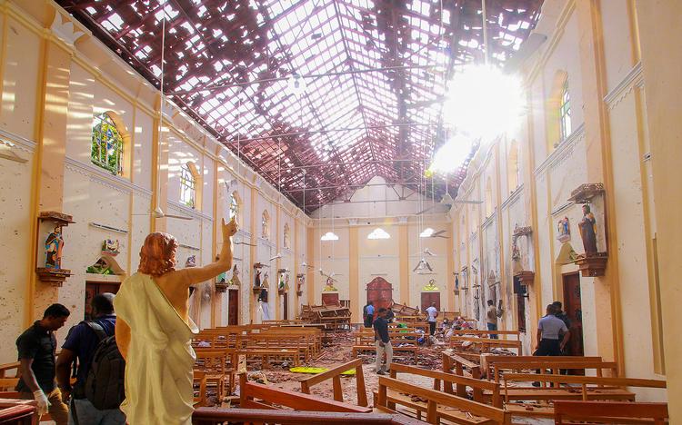 Ødelæggelserne er enorme efter selvmordsbomben, der blev udløst inde i St Sebastian's Kirke i Negombo, Sri Lanka den 21 april, 2019. De koordinerede angreb den dag slog 268 mennesker ihjel.  Foto: Stringer/Ritzau Scanpix