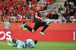 Elegant har Kasper Dolberg sendt bolden på vej mod nattet i opgøret mellem hans klub Nice og Dijon.
   Foto: Yann Coatsaliou/Ritzau Scanpix