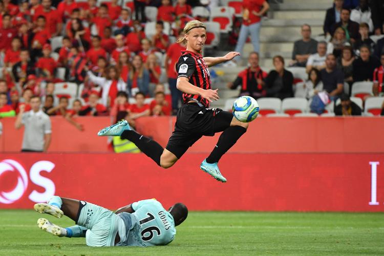 Elegant har Kasper Dolberg sendt bolden på vej mod nattet i opgøret mellem hans klub Nice og Dijon.
   Foto: Yann Coatsaliou/Ritzau Scanpix
