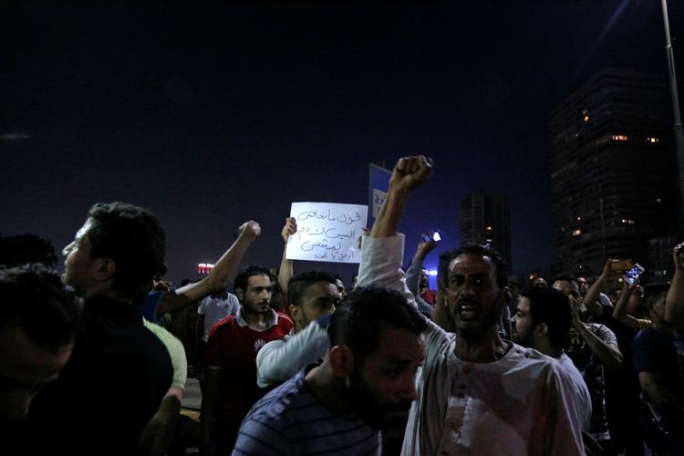 Egyptiske demonstranter deltager i en protest mod præsident Abdel Fattah al-Sisi i Kairos centrum.  Foto: Str/Ritzau Scanpix
