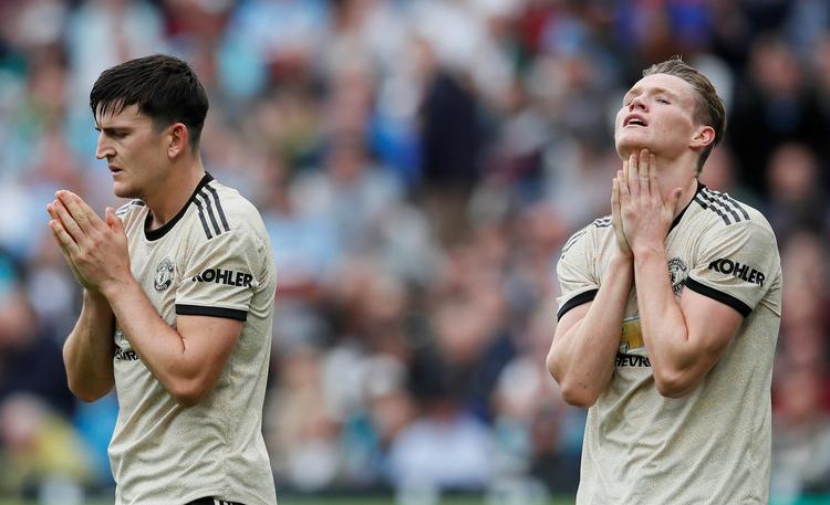 Harry Maguire og hans Manchester United-kollega Scott McTominay ærgrer sig voldsomt efter en kikset mulighed foran West Hams mål, og efter sødagskampen i London var der plads til flere ærgrelser for United, for West Ham vandt 2-0.   Foto: David Klein/Ritzau Scanpix