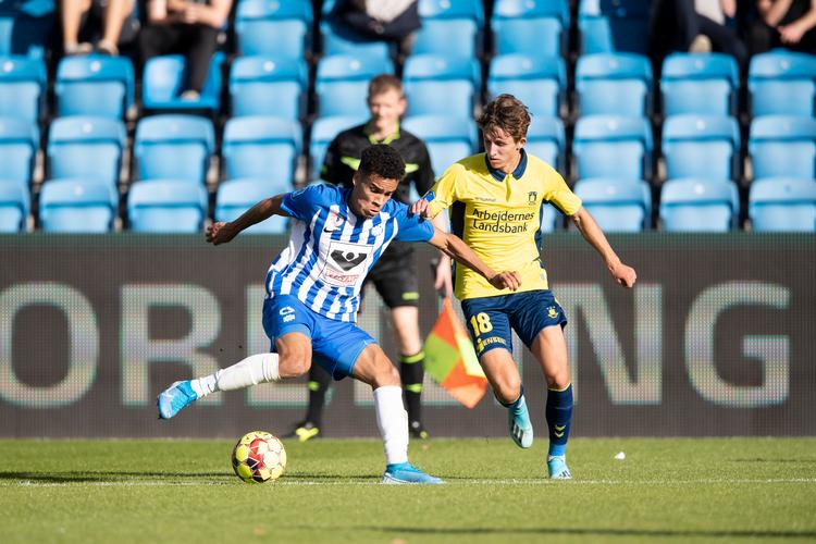 Esbjergs Pyry Soiri og Brøndbys Jesper Lindstrøm duellerer i superligakampen søndag mellem Esbjerg og Brøndby i Esbjerg.
   Foto: Frank Cilius/Ritzau Scanpix