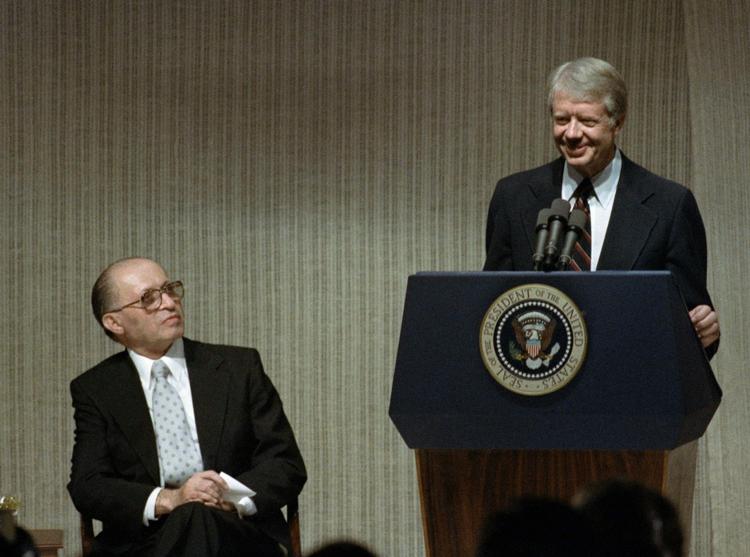 Jimmy Carter (th) ses her med den daværende israelske premierminister Menachem Begin 26. marts 1979, hvor Israel indgik en fredsaftale med Egypten. Et halvt år senere foretog israelerne angiveligt sin første atomprøvesprængning. Foto: Anonymous/Ritzau Scanpix
