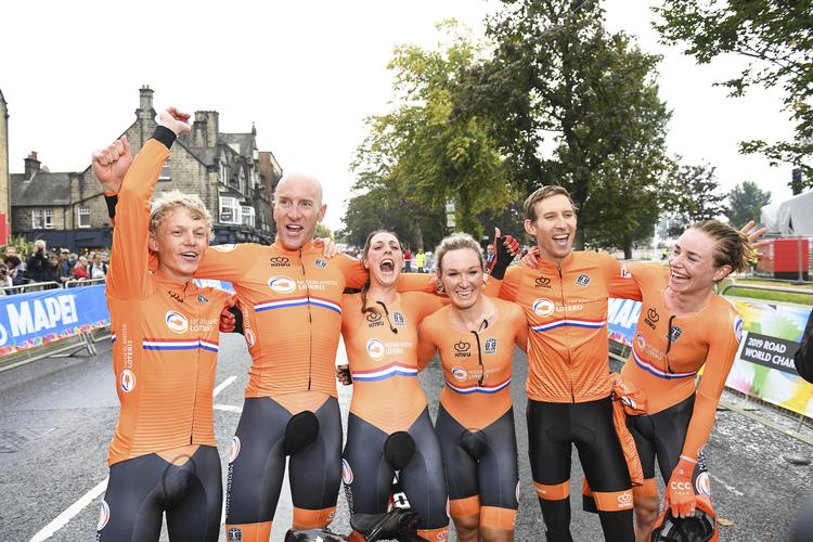 Seks jublende, nykårede hollandske verdensmestre, fra venstre: Koen Bouwman, Jos van Emden, Lucinda Brand, Amy Pieters, Bauke Mollema og Riejanne Markus. Foto:SWPix.com. 