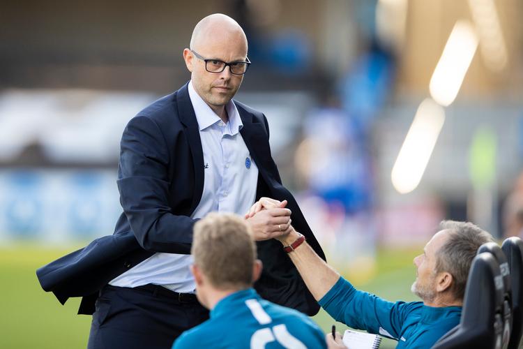 Esbjergs fungerende træner Claus Nørgaard fejrer scoringen til 1-0, og senere kunne han juble over tre point til de trængte vestjyder.
   Foto: Frank Cilius/Ritzau Scanpix