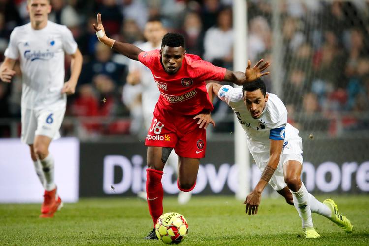 Der var masser af dueller mellem FCK-anfører Carlos Zeca og FCM's Frank Onyeka, da de to tophold spillede 0-0 i g Foto: Jens Dresling/POLFOTO