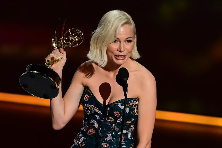 Arbejdsgiverne i film- og tv-branchen skal lønne kvinder bedre, lød det fra Michelle Williams, da hun takkede for sin  Emmy.  Foto: Frederic J. Brown/Ritzau Scanpix