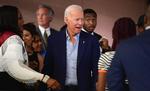 Joe Biden har længe ført i meningsmålingerne forud for det demokratiske primærvalg, men præsident Donald Trump forsøger at få en sag med tråde til Ukraine til at fælde Biden. Foto: Frederic J. Brown/Ritzau Scanpix