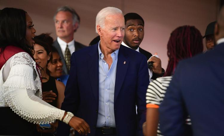 Joe Biden har længe ført i meningsmålingerne forud for det demokratiske primærvalg, men præsident Donald Trump forsøger at få en sag med tråde til Ukraine til at fælde Biden. Foto: Frederic J. Brown/Ritzau Scanpix