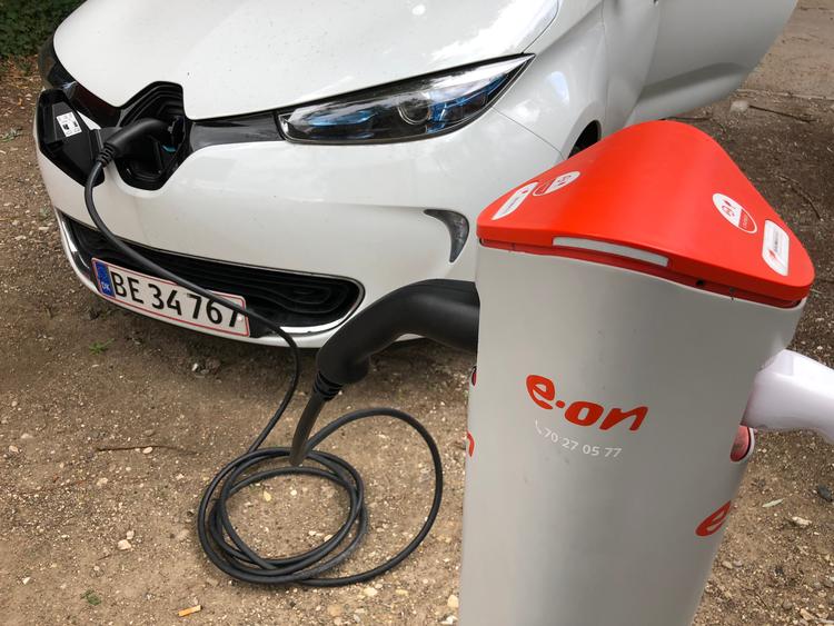 Det kan godt lade sig gøre at pendle i en elbil og bo i lejlighed. Hvis man er god til altid at holde et halvt øje på elmålere, aldrig kommer sent hjem søndag aften med et tomt batteri, og altid er heldig at finde ledig opladning eller er villig til at køre langt efter den. Hvis man har is i maven eller en type job, hvor det er o.k., at man møder lidt fleksibelt. Det kan det godt. Men der er ikke plads til spontanitet eller uheldige sammenfald. 