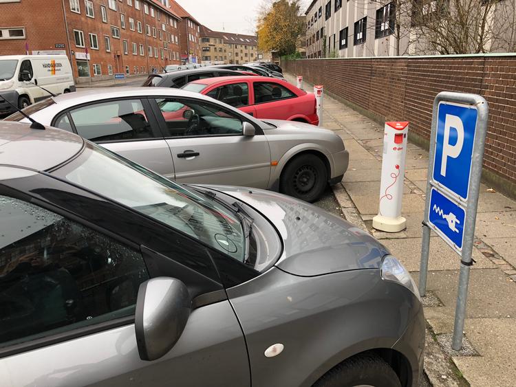 Kun el- og hybridbiler må holde ved de blå skilte med strømstik. Alligevel er pladserne ofte optaget af benzinbiler. 