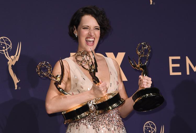 Phoebe Waller-Bridge havde favnen fuld Emmy statuetter, da aftenen var omme til den 71. Emmy prisuddeling.  Kvinden bag den britiske serie 'Fleabag' vandt priser som årets hovedrolle i en komedieserie, årets komedieserie og  bedste forfatter til en komedieserie.  Foto: Robyn Beck/Ritzau Scanpix