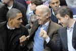 Barack Obama og Biden far og søn til basketball på Hunter Bidens gamle universitet, Georgetown i Washington. Allerede der begyndte han at tage kokain. 

 Foto: Jonathan Ernst/Ritzau Scanpix