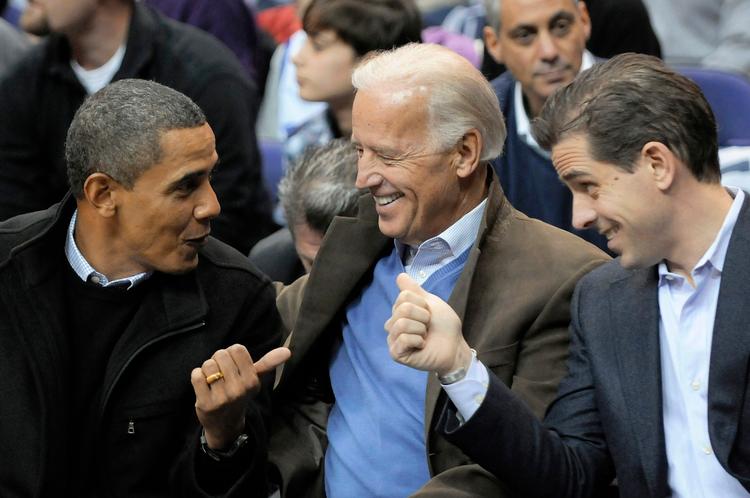 Barack Obama og Biden far og søn til basketball på Hunter Bidens gamle universitet, Georgetown i Washington. Allerede der begyndte han at tage kokain. 

 Foto: Jonathan Ernst/Ritzau Scanpix