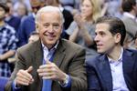  Det Hvide Hus forsøger at bringe den mulige præsidentkandidat Joe Biden i vanskeligheder med henvisning til sønnen Hunters aktiviteter i Ukraine.    Foto: Nick Wass/Ritzau Scanpix