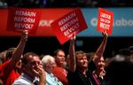 Et EU-positivt alternativ til Jeremy Corbyns brexitkurs blev nedstemt ved håndsoprækning ved Labours kongres mandag aften. En stor gruppe medlemmer forlangte en ny afstemning, men fik det ikke. Foto: Peter Nicholls/Ritzau Scanpix