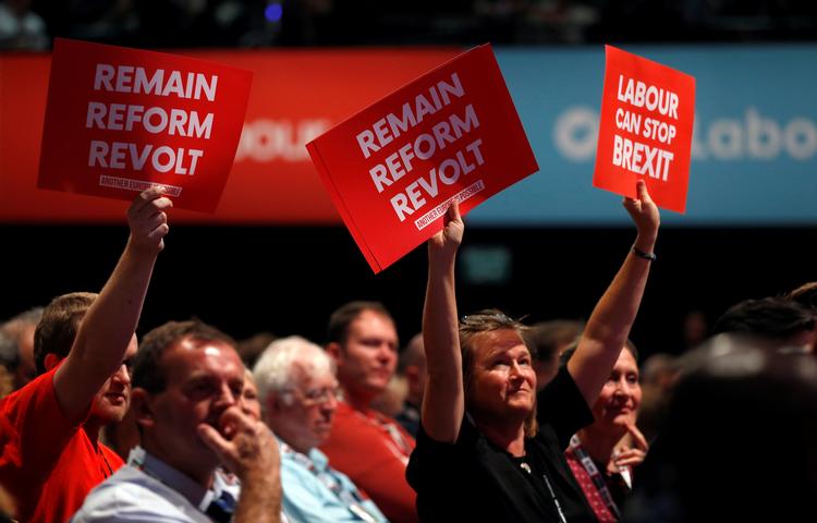 Et EU-positivt alternativ til Jeremy Corbyns brexitkurs blev nedstemt ved håndsoprækning ved Labours kongres mandag aften. En stor gruppe medlemmer forlangte en ny afstemning, men fik det ikke. Foto: Peter Nicholls/Ritzau Scanpix