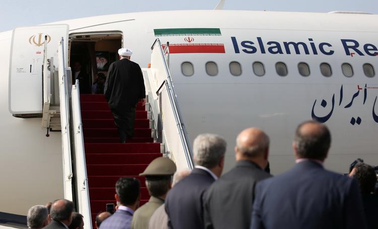 Den iranske præsident, Hassan Rouhani, går om bord i et fly til New York. Den franske præsident håber, Rouhani og Trump vil møde hinanden. Spændingerne mellem Iran og USA er forværret med droneangrebet mod Saudi-Arabien, som flere lande, herunder USA, mistænker Iran for at medvirke til.  Foto: Official Iranian President Websi/Ritzau Scanpix