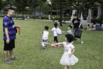 Forældre leger med deres børn i en park i Hongkong en lørdag eftermiddag, samtidig med at der er protester i et andet kvarter nogle få metrostop væk. Foto: Claus Blok Thomsen