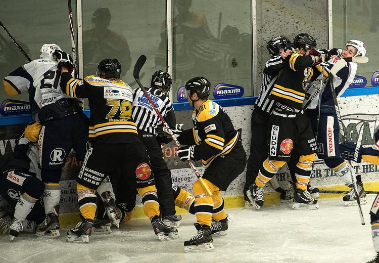
Det sker ofte, at ishockeyspillere kommer i klammerier. Det er en del af kulturen i sporten, lyder argumentet ofte. Men hvem bærer ansvaret for, at de kulturelle nævekampe ikke udvikler sig til decideret overfald og hensynsløs vold.   Foto: Mogens Flindt/POLFOTO