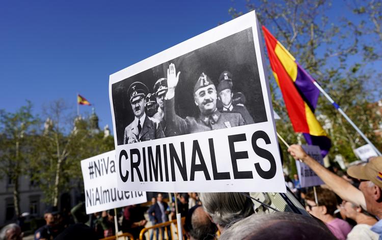 En demonstrant havde dette billede af Franco og Hitler med foran Spaniens højesteret forud for afgørelsen i dag.  Foto: Juan Medina/Ritzau Scanpix