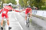 Mikkel Bjerg lykønskes med sin suveræne VM-triumf af dagens uheldige danske deltager europamesteren Johan Price-Pejtersen. Foto: SWPix.com. 