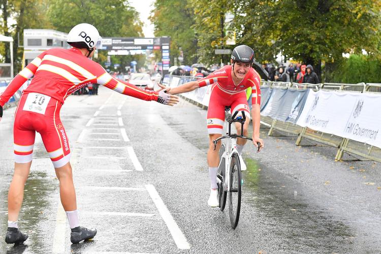 Mikkel Bjerg lykønskes med sin suveræne VM-triumf af dagens uheldige danske deltager europamesteren Johan Price-Pejtersen. Foto: SWPix.com. 