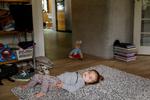 Saga på fire år er retarderet, og hendes forældre har svært ved at få hverdagen til at holde sammen. Det er en kamp at få mere hjælp til aflastning fra Købehavns Kommune, fortæller forældrene, som er nogle af de mange, der opfatter Borgercenter Handicap mere som modstander end samarbejdspartner.
   Foto: Mads Nissen/POLFOTO