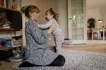 Saga på fire år kan intet selv. Hendes mor Sofie Korsgaard: »Det er en stor belastning, at man skal søge og klage og sætte sig ind i alle paragrafferne. Der er meget social ulighed i det her, for vi kan dog formulere os og læse en lovtekst, men hvad med alle de familier med handicappede børn, som ikke magter det?«
   Foto: Mads Nissen/POLFOTO