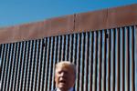 Billede af Trump foran en del af muren - her i Mesa, Californien, fotograferet i sidste uge.  Foto: Tom Brenner/Ritzau Scanpix