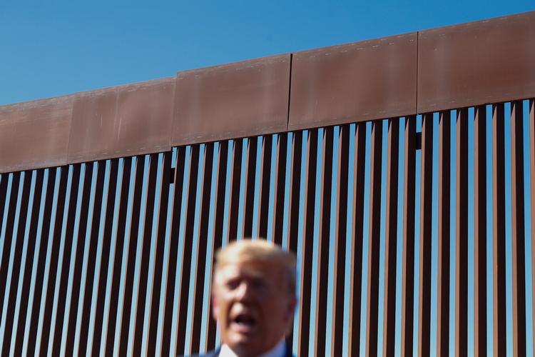 Billede af Trump foran en del af muren - her i Mesa, Californien, fotograferet i sidste uge.  Foto: Tom Brenner/Ritzau Scanpix