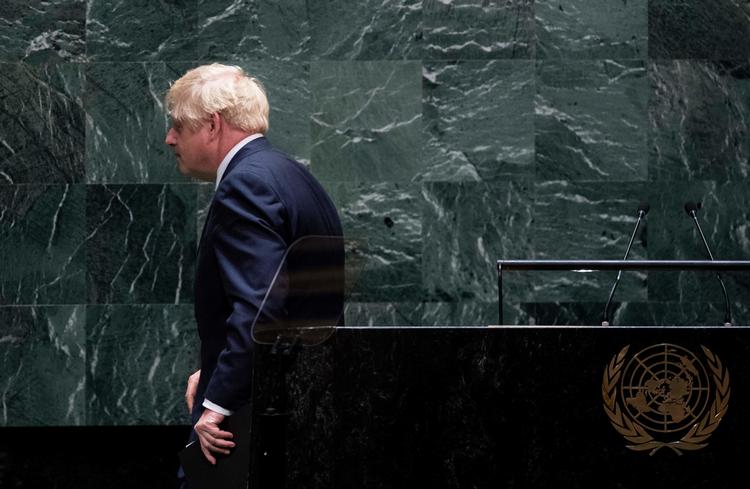Boris Johnson forlader talerstolen ved FN's  topmøde i New York.  Foto: Johannes Eisele/Ritzau Scanpix