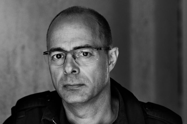 Med en parallel til Thomas Mann og ’Døden i Venedig’, som fortælleren fortolker biografisk i kapitlet ’Om at fornedre sig i kærlighed’, kredser fortællerens begær om den ene unge mand efter den anden. Pressefoto Robin Skjoldborg