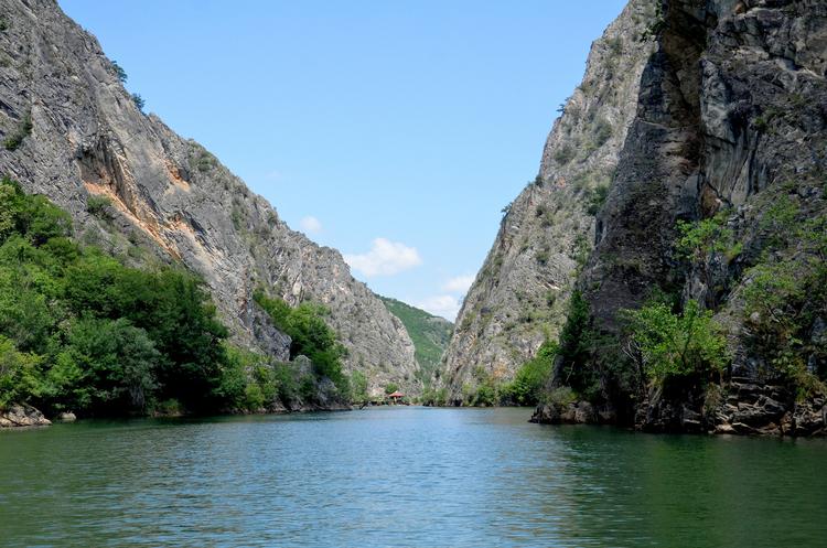 Der er på alle måder fråset med storheden og de betagende naturscenerier i Matka-kløften, der ligger udenfor Nordmakedoniens hovedstad, Skopje. Foto: Anette Lillevang Kristiansen